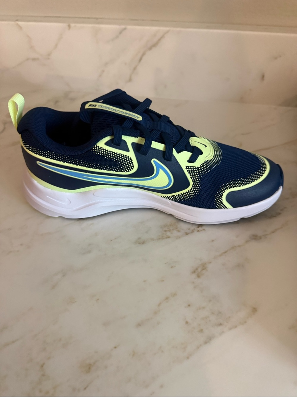 Nike Kid cosmic running sneaker size 4Y new with tags - Picture 4 of 9